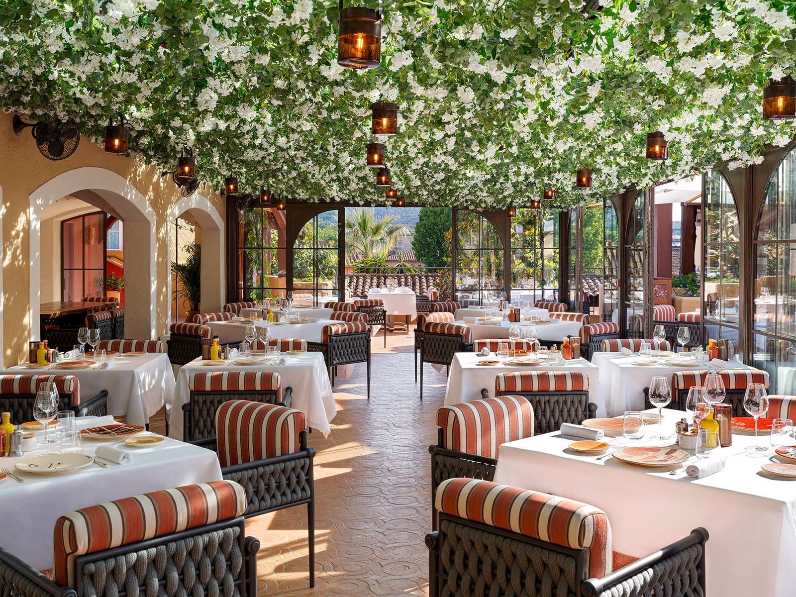 Byblos Saint-Tropez Il Giardino 綠蔭棚架下的餐桌