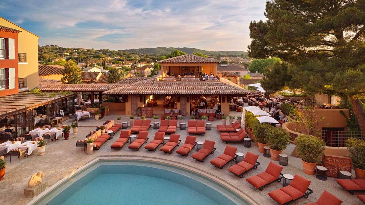 聖特羅佩 Byblos Saint-Tropez 泳池與遠方海灣