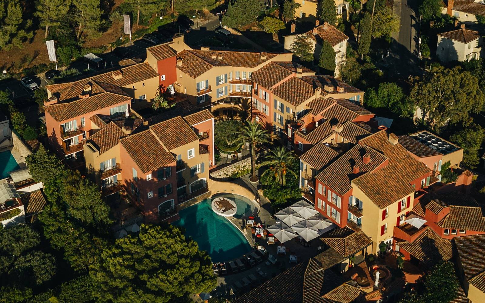 空拍 Byblos Saint-Tropez 普羅旺斯村落式建築群