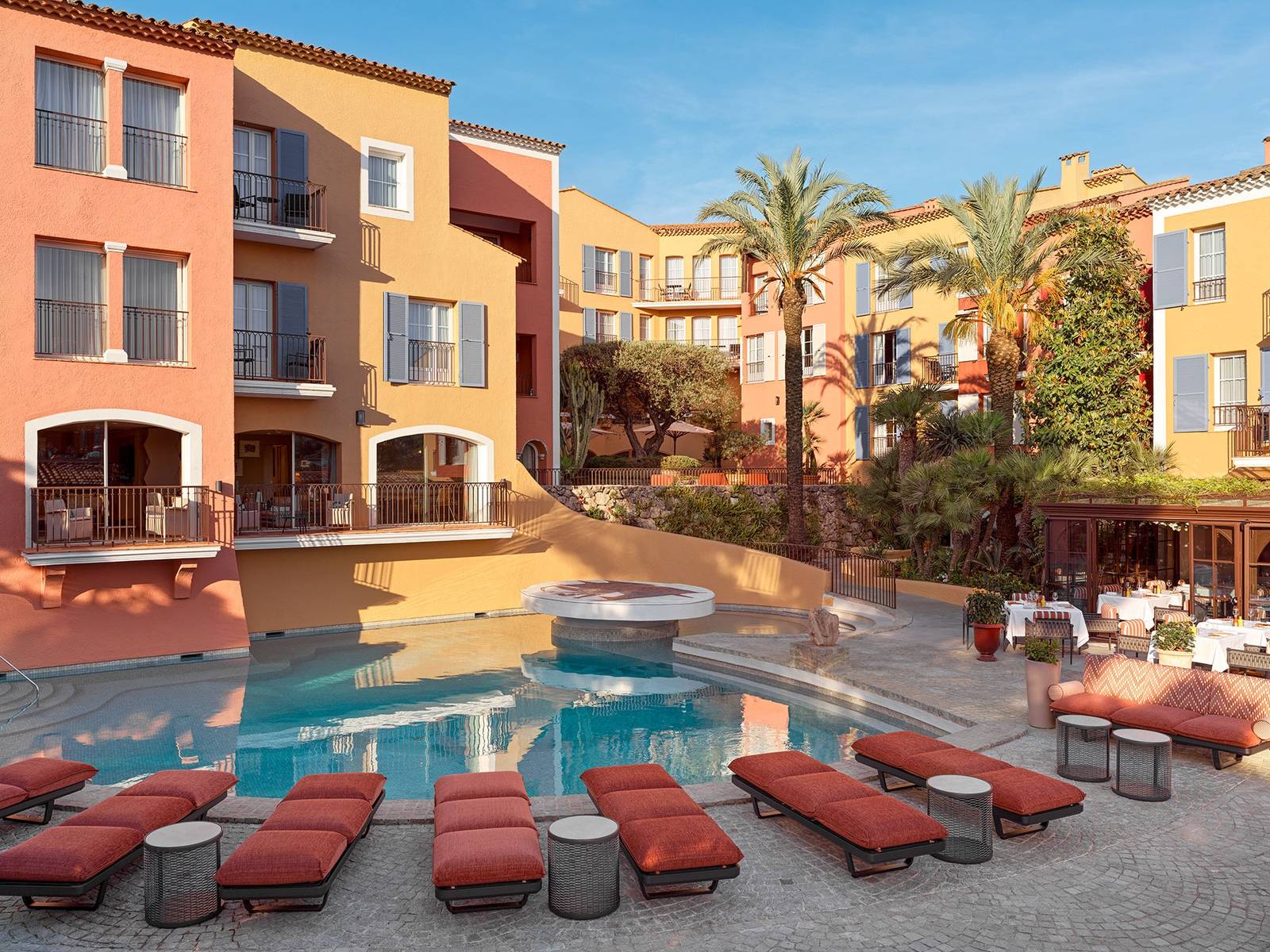 Byblos Saint-Tropez 彩色建築環繞的泳池
