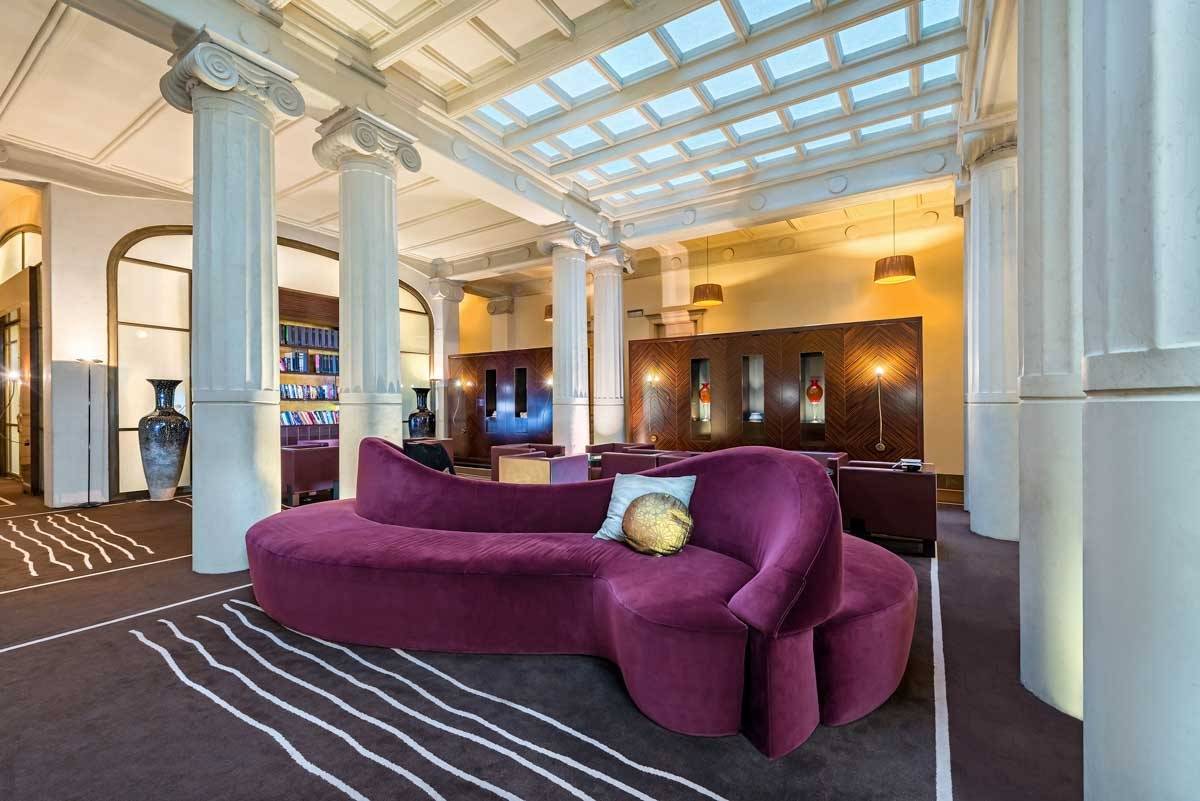 Hotel Casa Fuster 天窗下的交誼廳