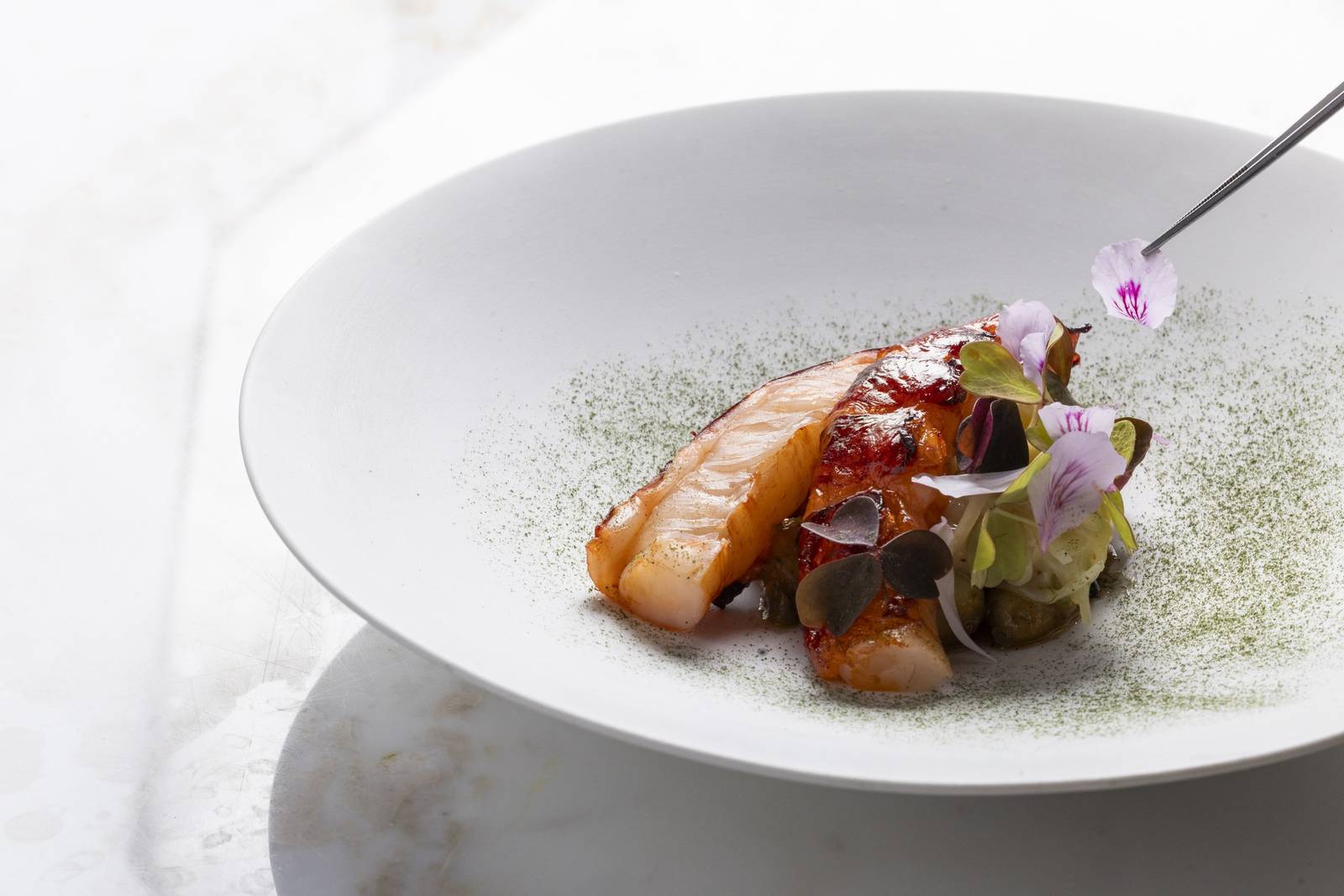Le Louis XV – Alain Ducasse à l'Hôtel de Paris 的魚料理擺盤