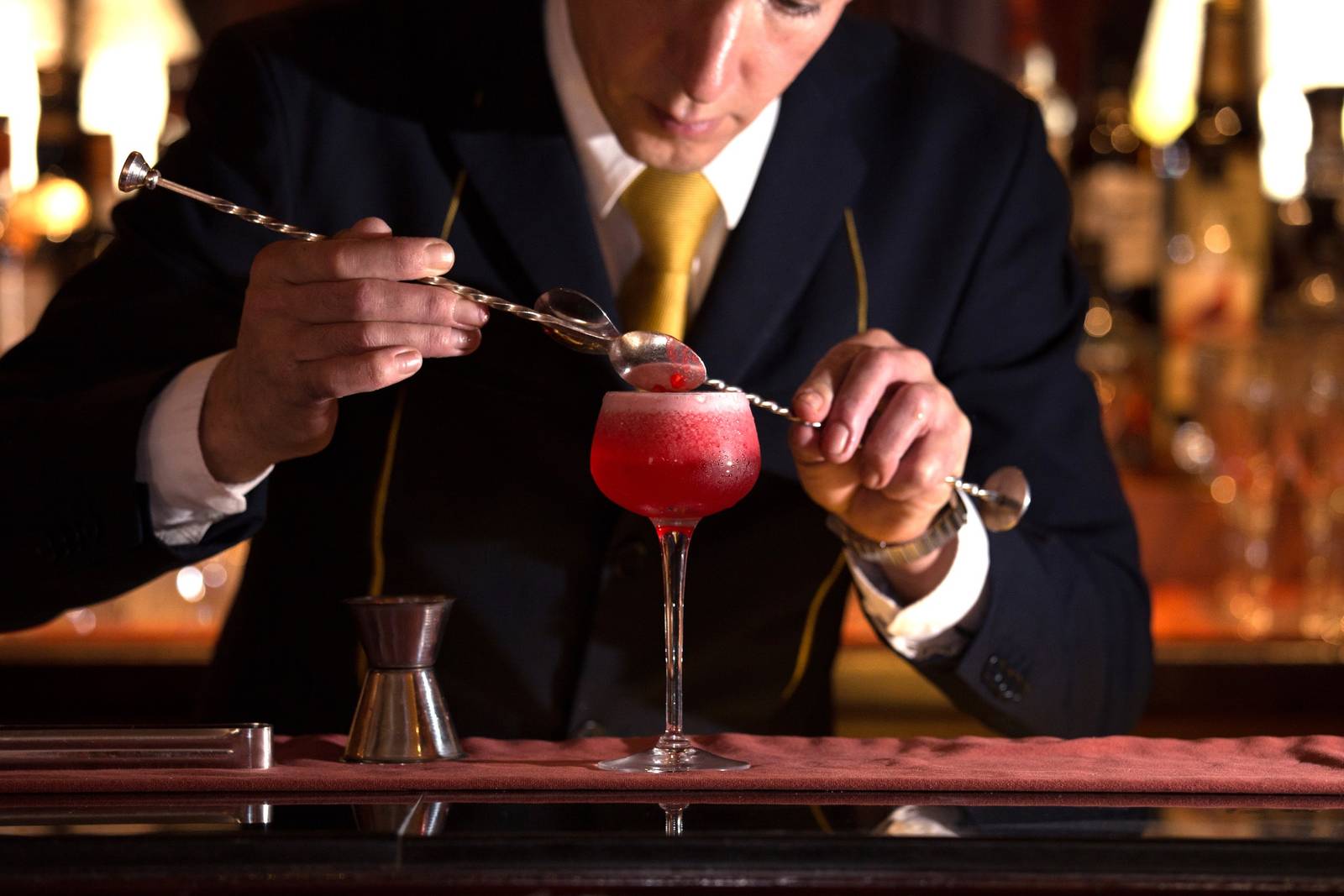 Le Bar Américain 調酒師在吧台調製雞尾酒