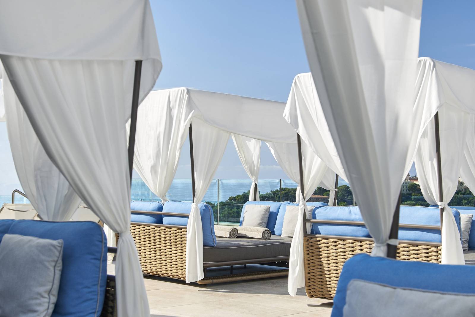 Wellness Sky Club 頂樓白色帳篷躺椅區