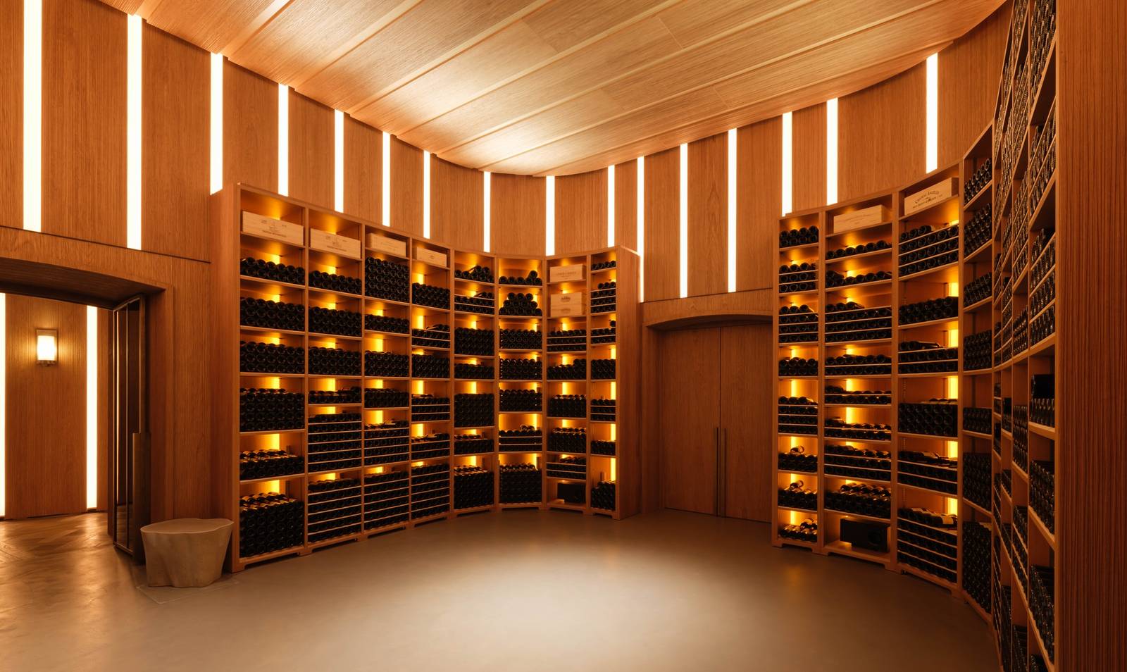 Les Caves de l'Hôtel de Paris 酒窖內的藏酒架