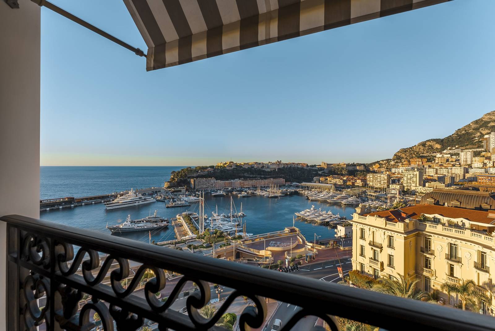 從 Hôtel de Paris Monte-Carlo 陽台俯瞰摩納哥港
