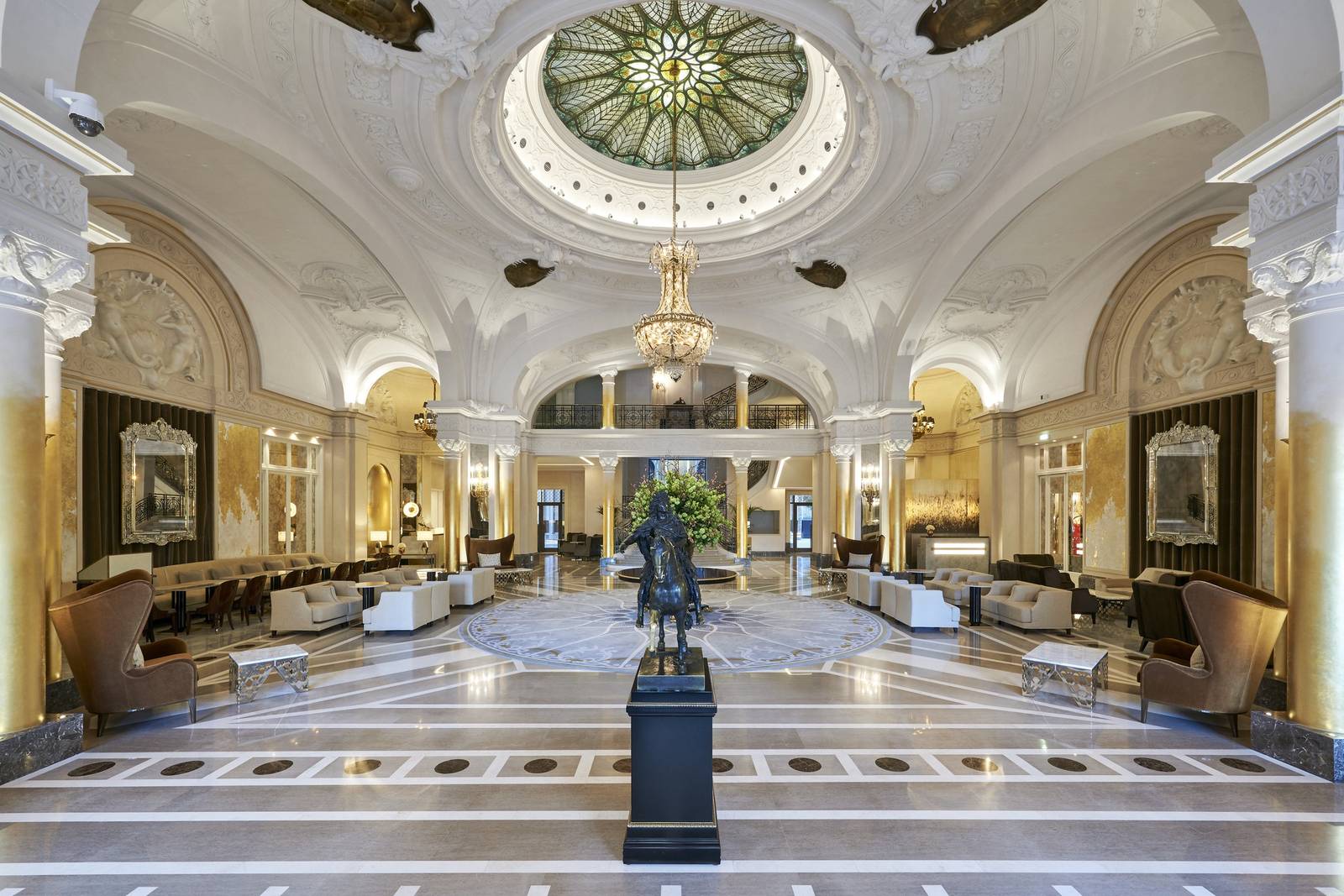 Hôtel de Paris Monte-Carlo 彩繪玻璃圓頂下的大廳與騎馬雕像