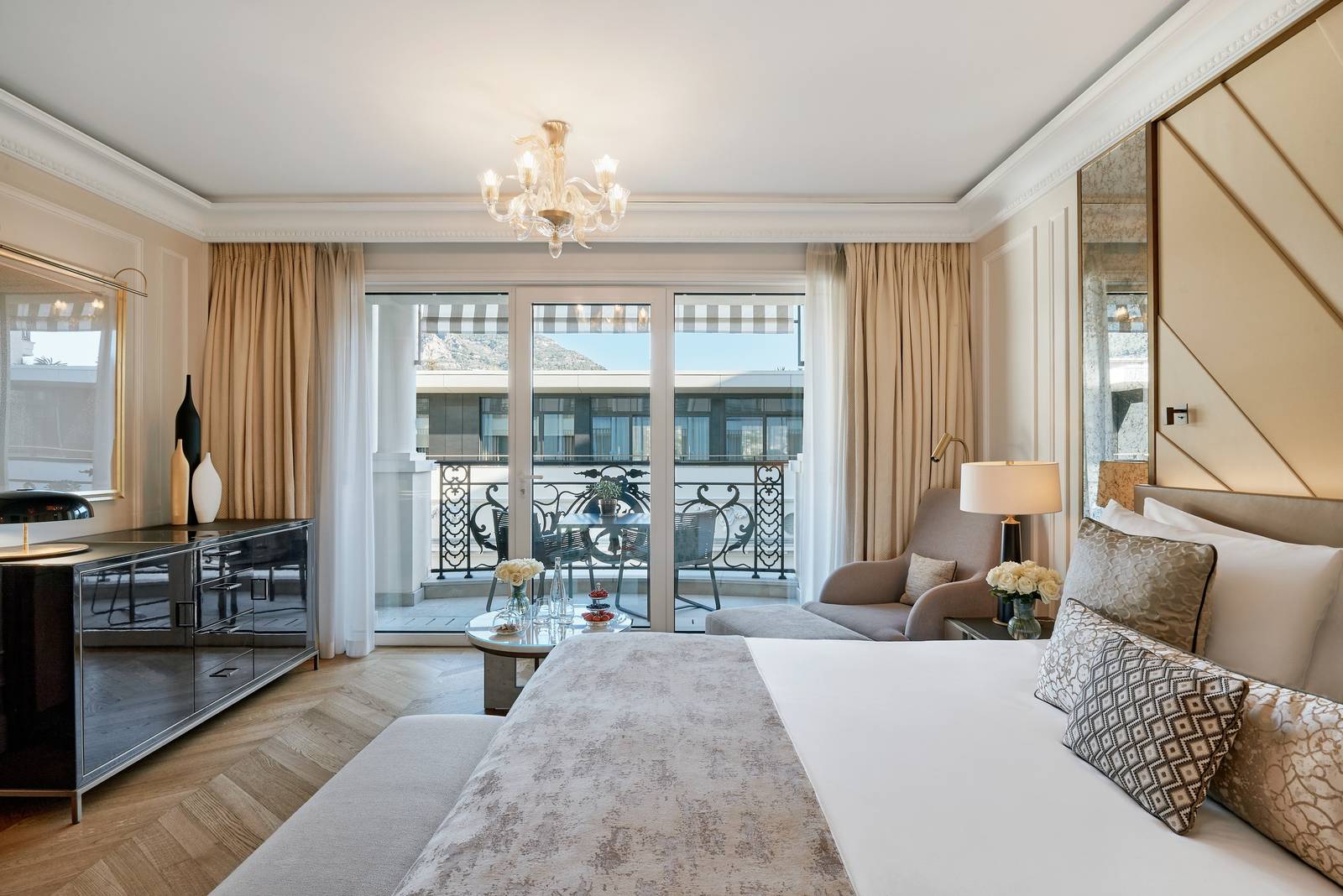 Hôtel de Paris Monte-Carlo Prestige 客房的大床與落地窗