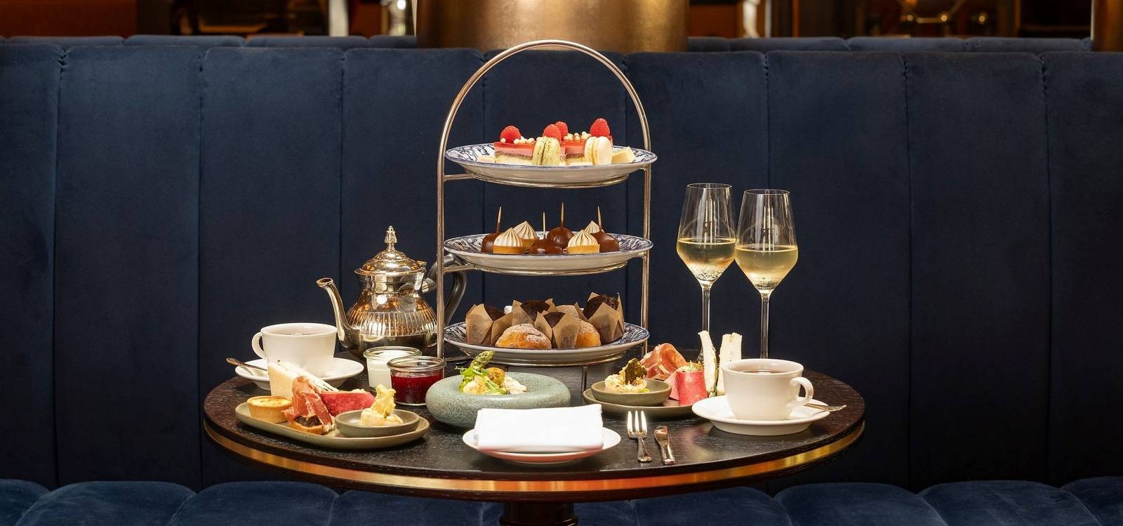 海牙 Hotel Des Indes 下午茶三層點心架與氣泡酒