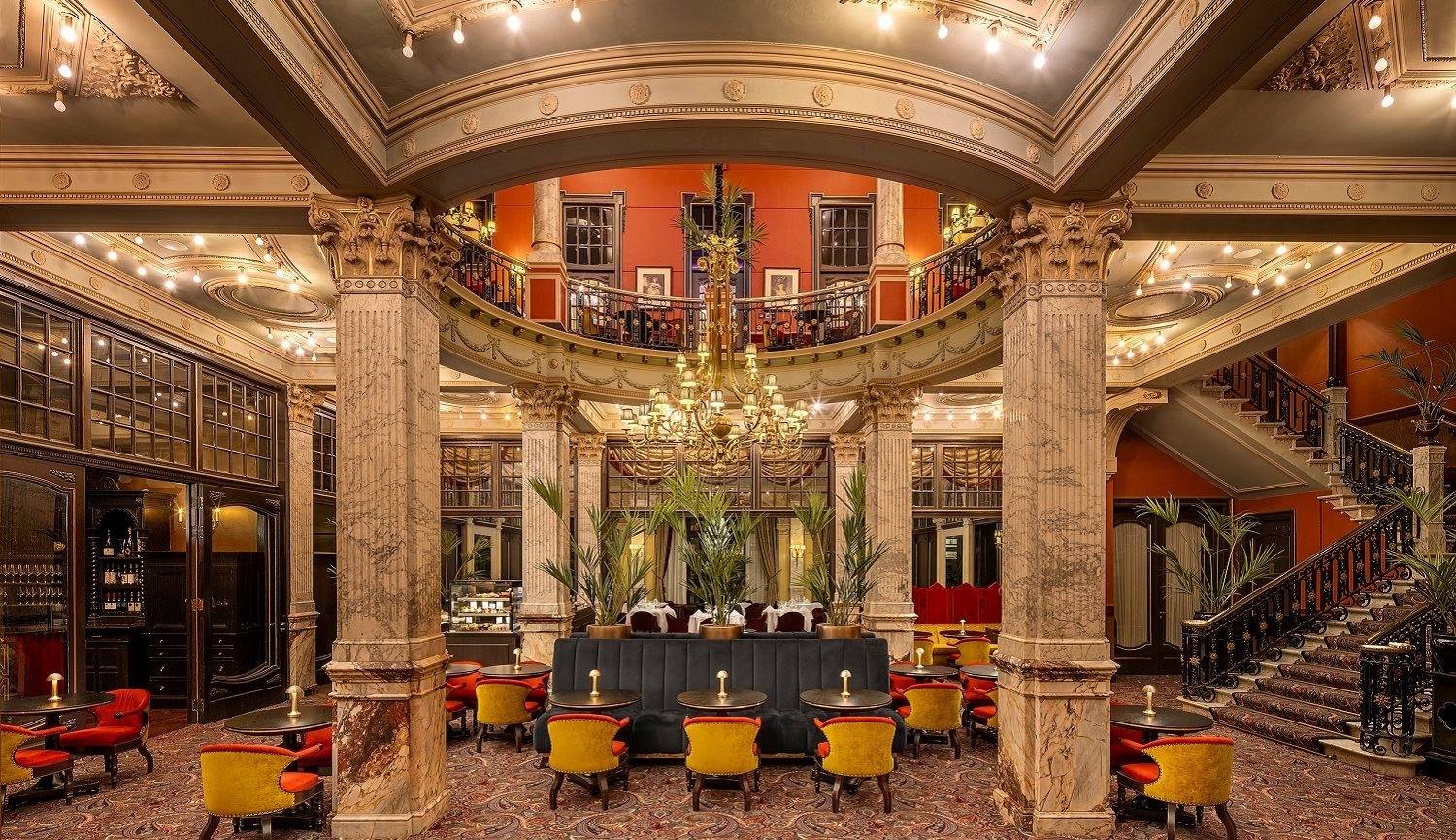 海牙 Hotel Des Indes Lounge 大理石柱、吊燈與雙側樓梯