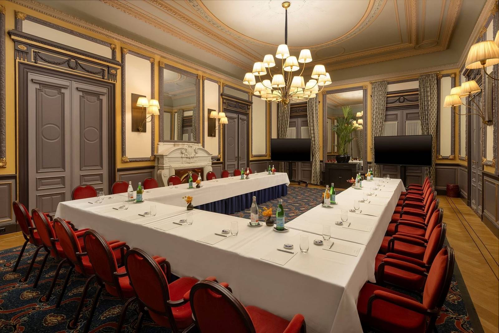 海牙 Hotel Des Indes 宴會廳吊燈下的 U 字形會議桌