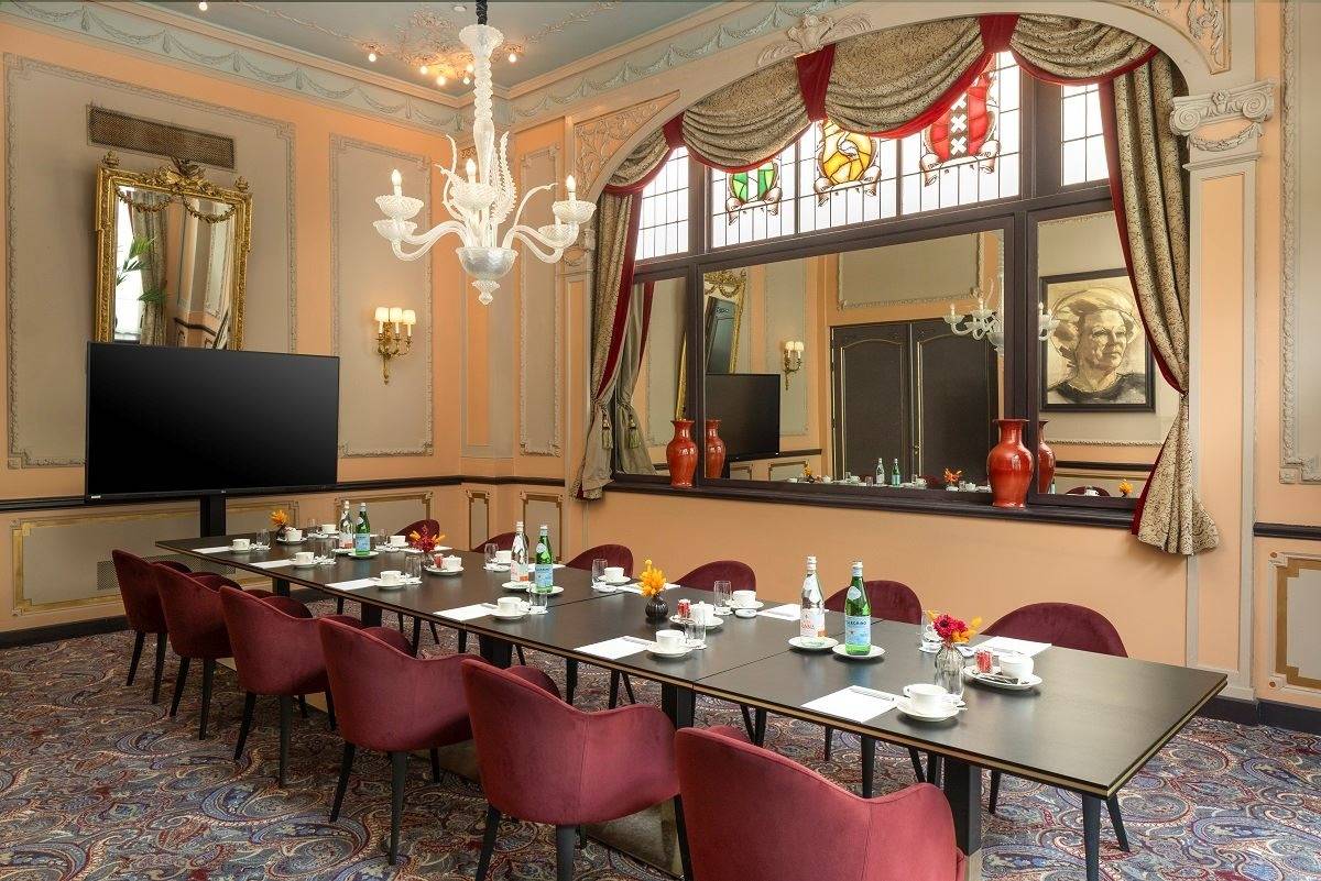 海牙 Hotel Des Indes 彩繪玻璃窗下的 Garcia 廳長桌