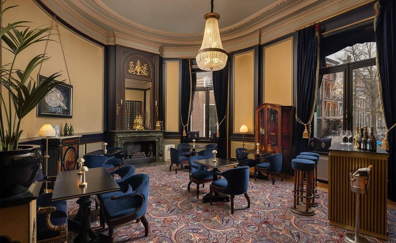 海牙 Hotel Des Indes Anna Pavlova Lounge 的水晶吊燈與藍色座椅