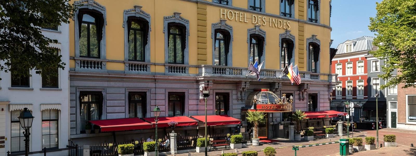 海牙 Hotel Des Indes 正門入口的國旗、紅色遮陽篷與露台座位