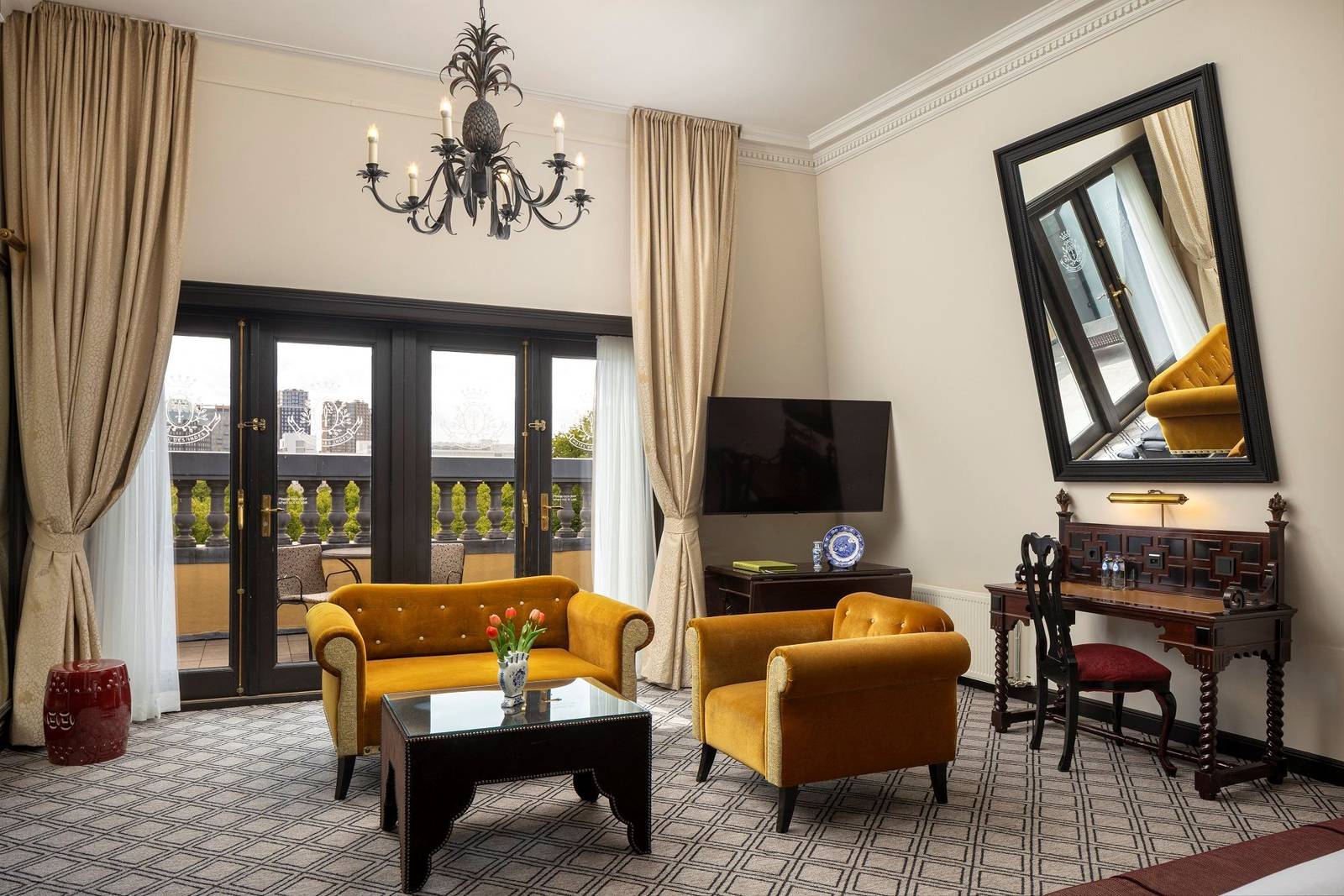 海牙 Hotel Des Indes Junior Suite 吊燈下的起居座位