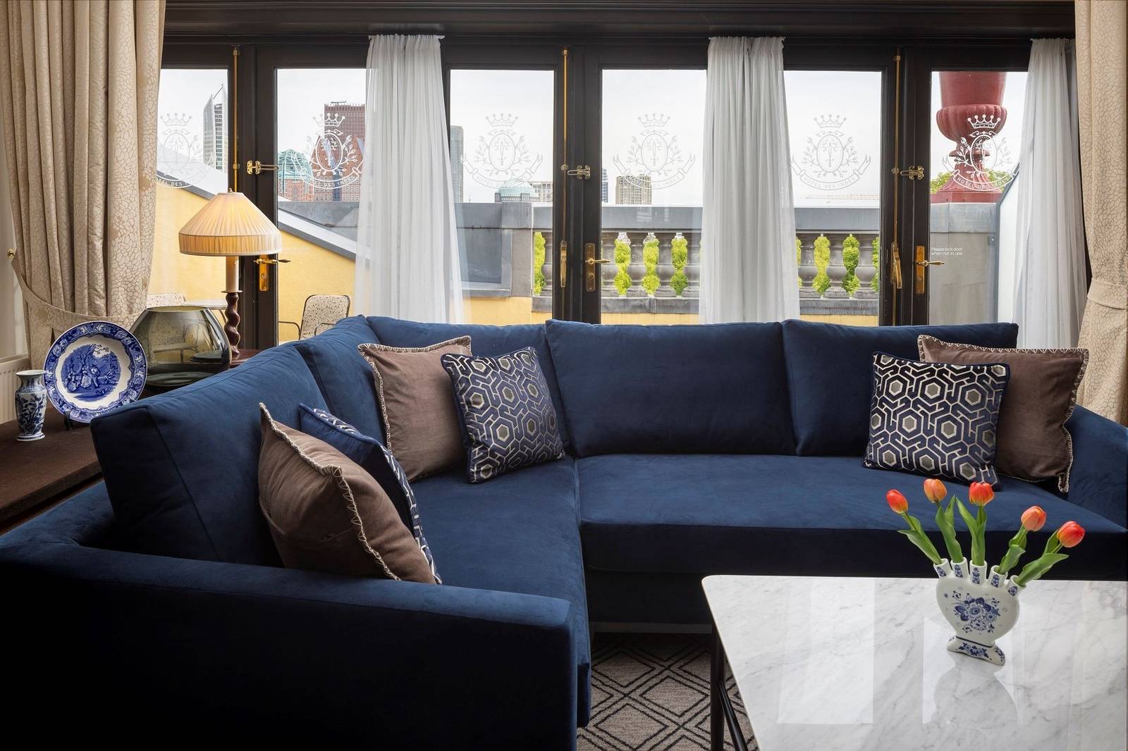 海牙 Hotel Des Indes Presidential Suite 藍色沙發與窗外景觀