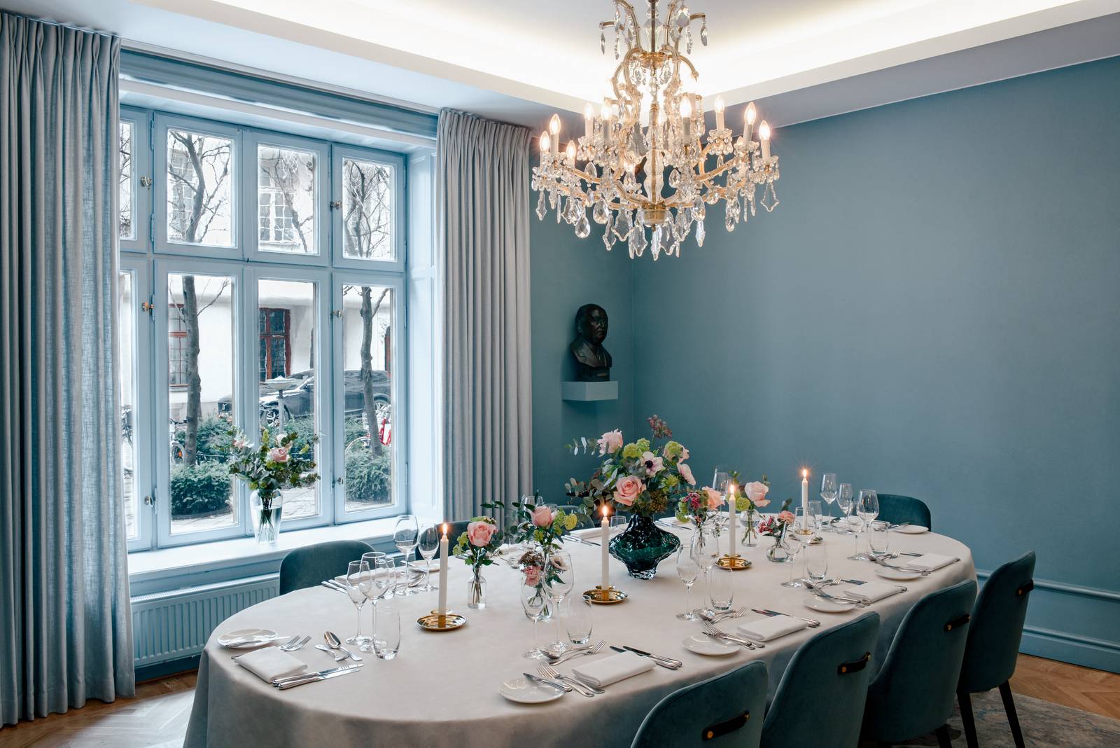 斯德哥爾摩 Hotel Diplomat Djurgården 包廂的水晶吊燈與長餐桌
