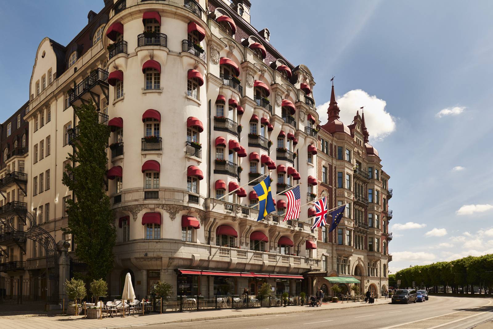 斯德哥爾摩 Hotel Diplomat 掛著紅色遮陽篷與國旗的轉角立面