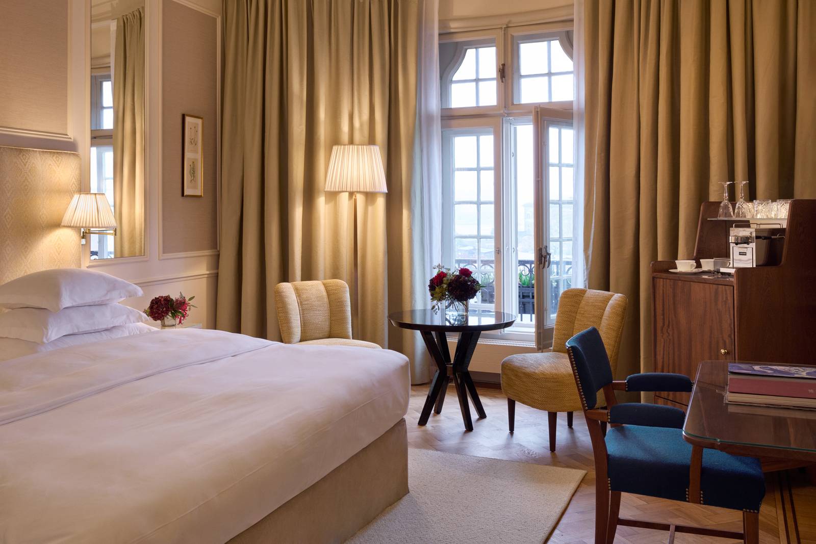 斯德哥爾摩 Hotel Diplomat Deluxe Sea View 客房的大床與窗邊座椅