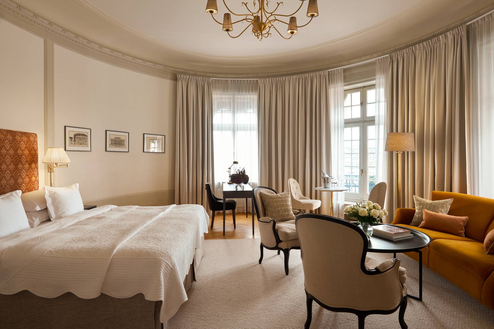 斯德哥爾摩 Hotel Diplomat Junior Sea View Suite 弧形窗邊的臥床與起居區