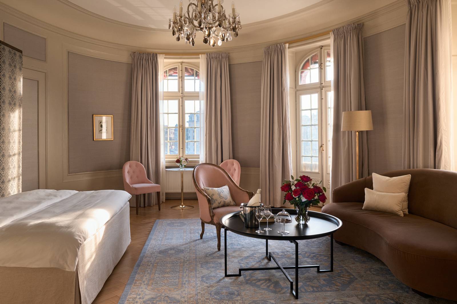 斯德哥爾摩 Hotel Diplomat Dagmar Master Sea View Suite 的沙發起居區與臥床