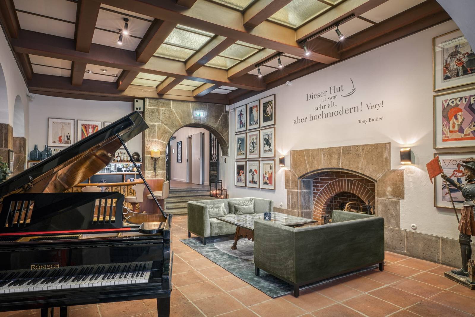 羅騰堡 Hotel Eisenhut 葡萄酒館的壁爐、沙發與鋼琴
