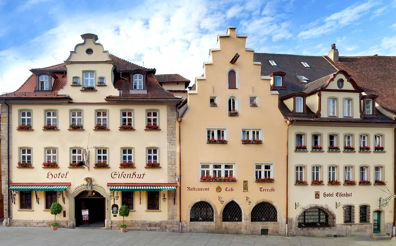 羅騰堡 Hotel Eisenhut 在 Herrngasse 上連成一排的歷史宅邸立面