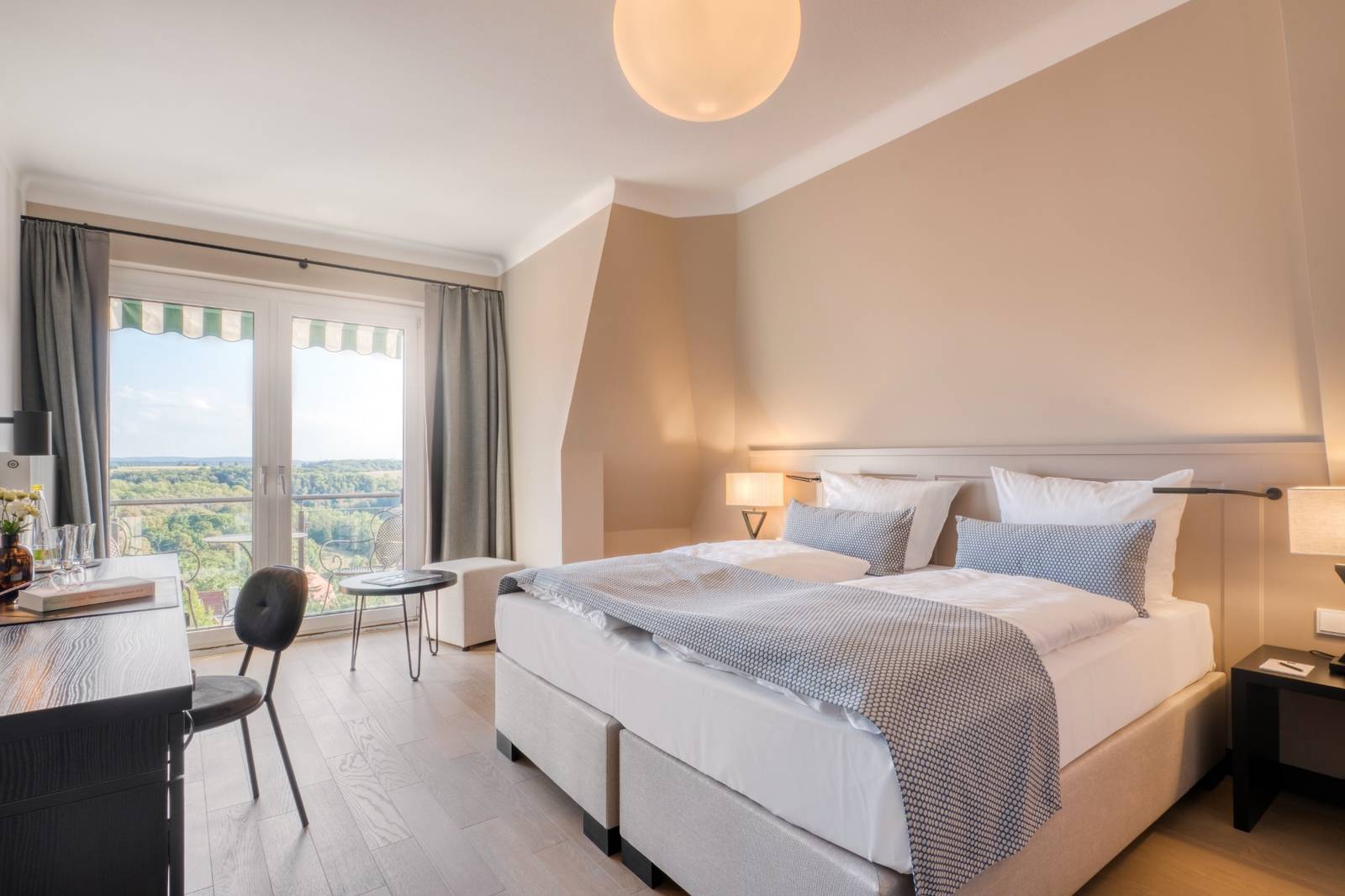 羅騰堡 Hotel Eisenhut Premium Taubertal 雙人房與窗外景色