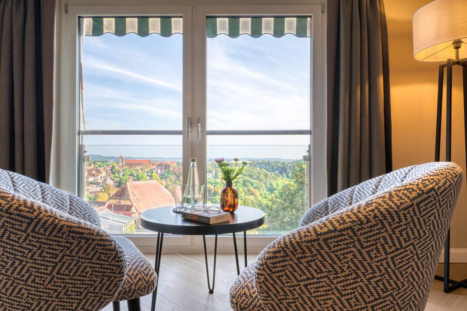 羅騰堡 Hotel Eisenhut Superior Taubertal 客房窗邊座椅與河谷景觀