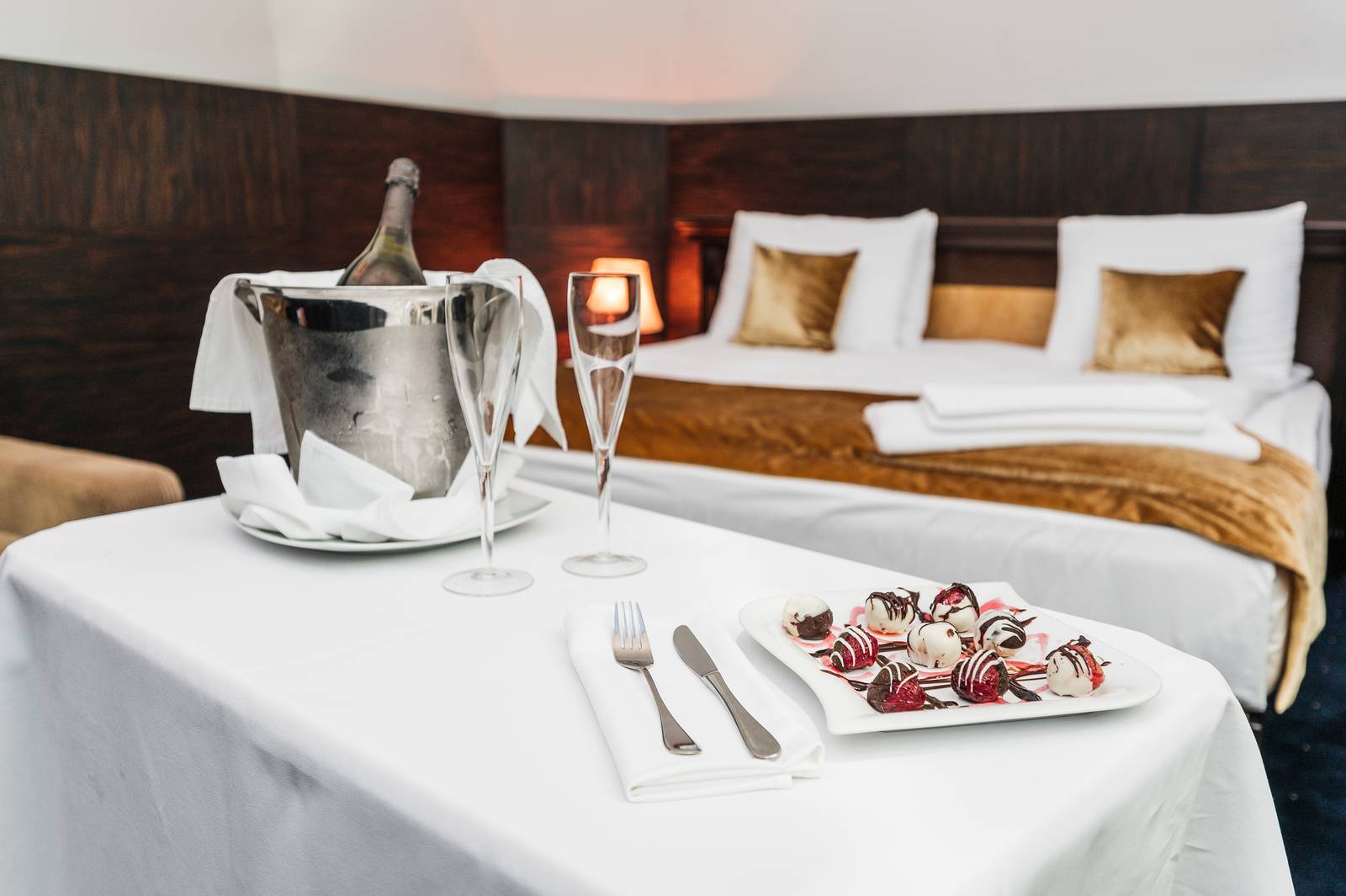 塞拉耶佛 Hotel Europe 客房內擺好的香檳、甜點與餐具