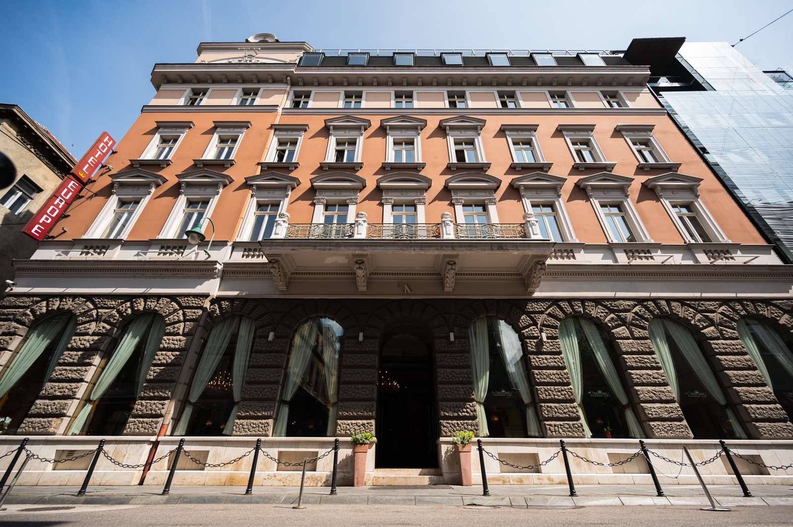 塞拉耶佛 Hotel Europe 的新文藝復興風格歷史立面與入口