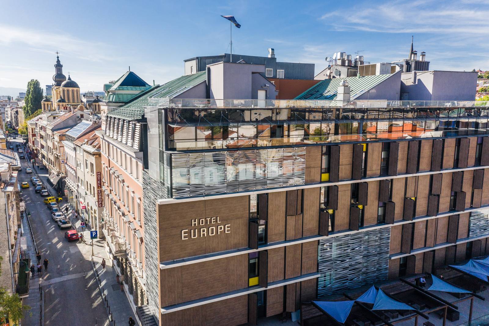 塞拉耶佛 Hotel Europe 歷史主樓旁的新側翼與屋頂露台