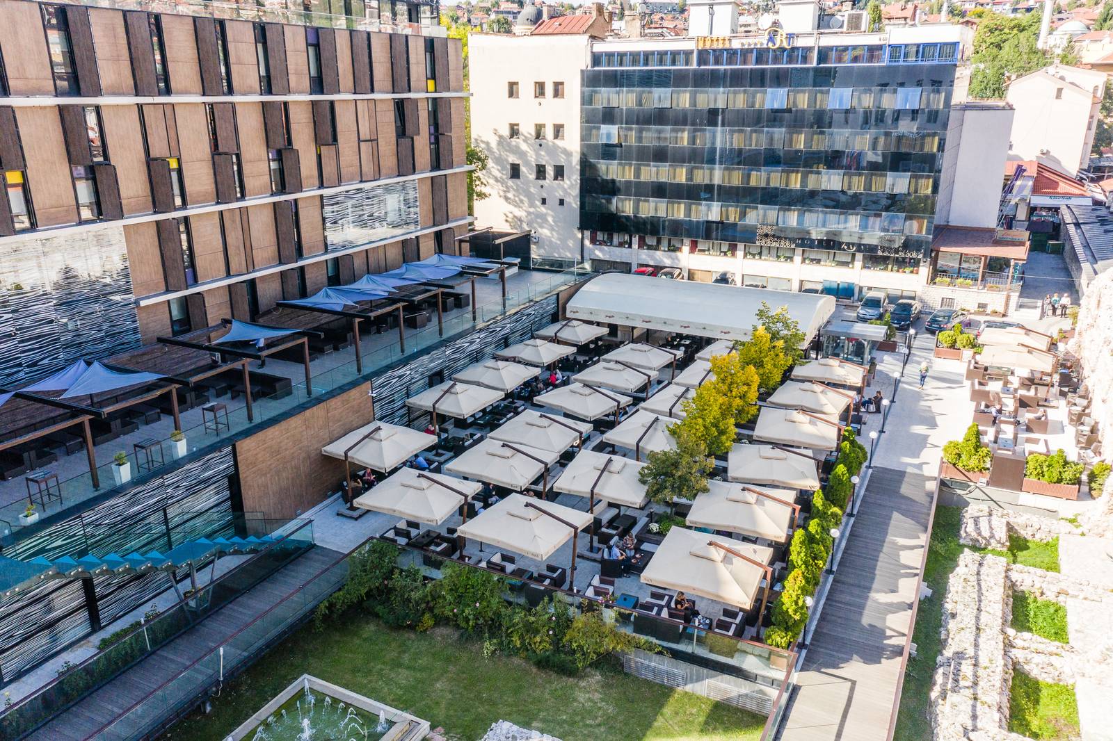 空拍塞拉耶佛 Hotel Europe 旁的庭院露台、遮陽傘與綠地