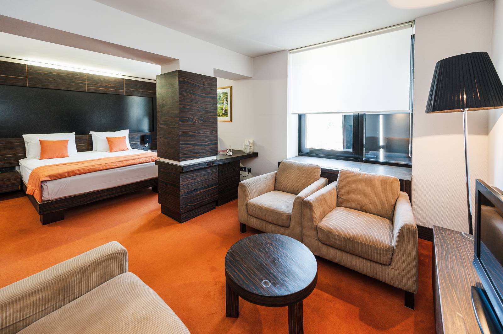 塞拉耶佛 Hotel Europe Superior Modern 客房的大床與沙發區