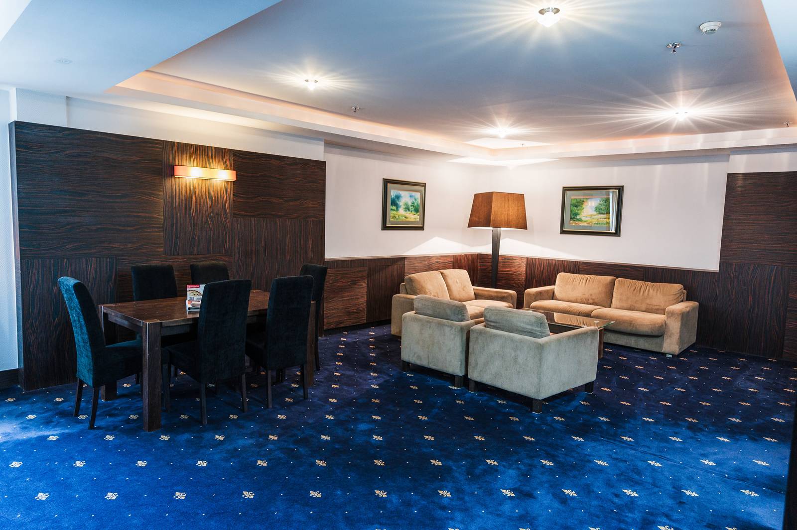 塞拉耶佛 Hotel Europe 總統套房的客廳與餐桌