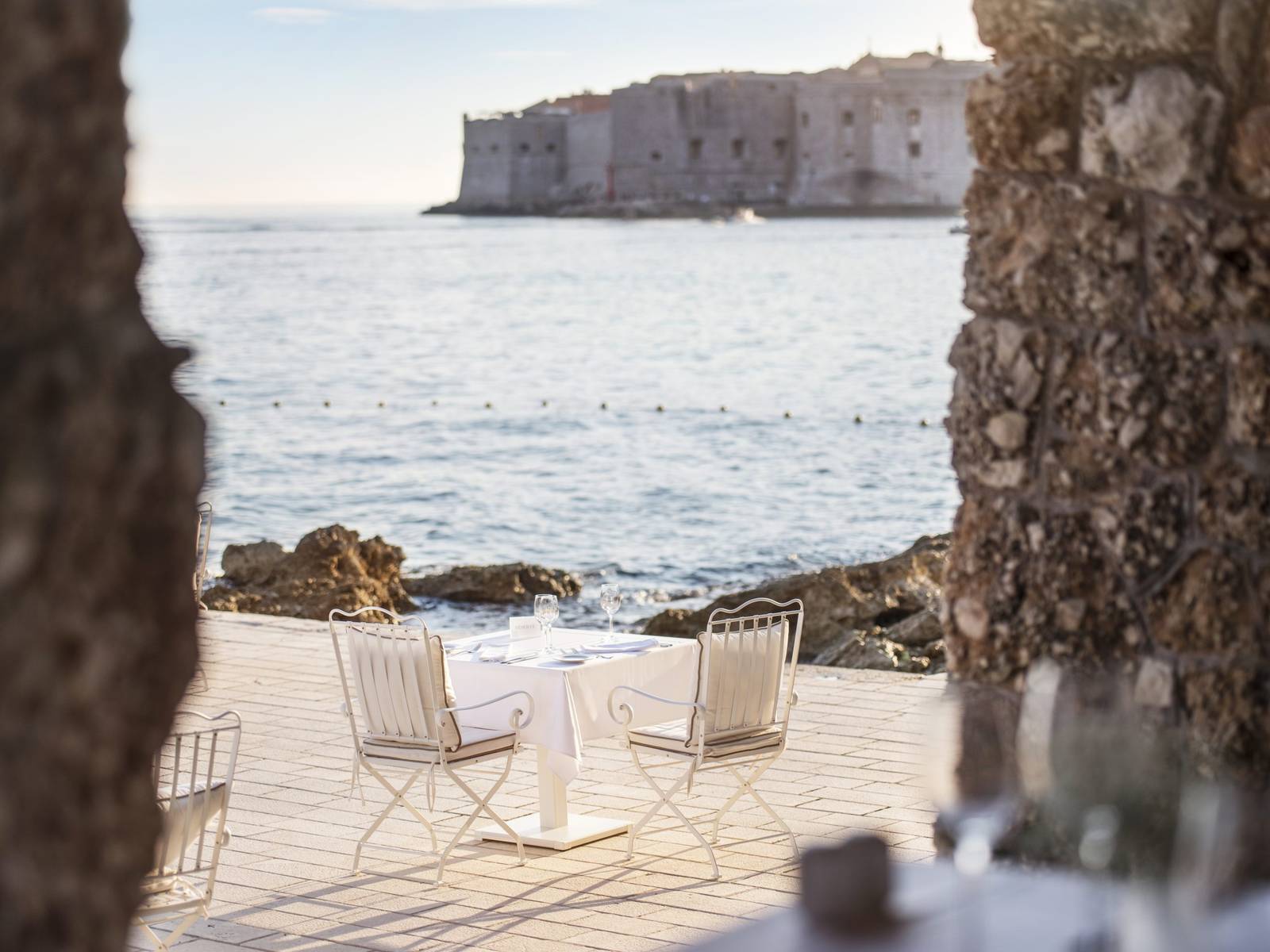 Hotel Excelsior Dubrovnik Prora 海邊餐廳從石壁間望向老城