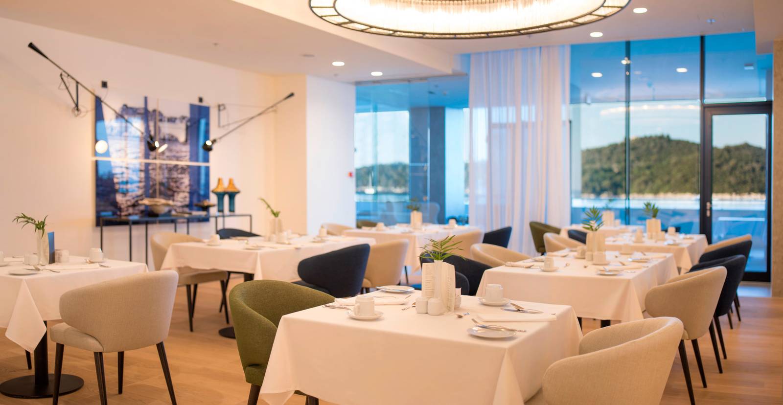 Hotel Excelsior Dubrovnik Salin 餐廳面海的早餐座位