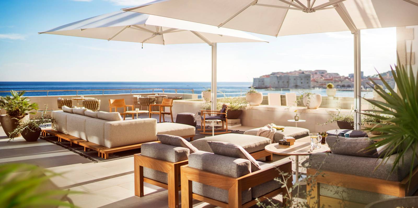 Hotel Excelsior Dubrovnik Abakus Piano Bar 露台沙發與遮陽傘