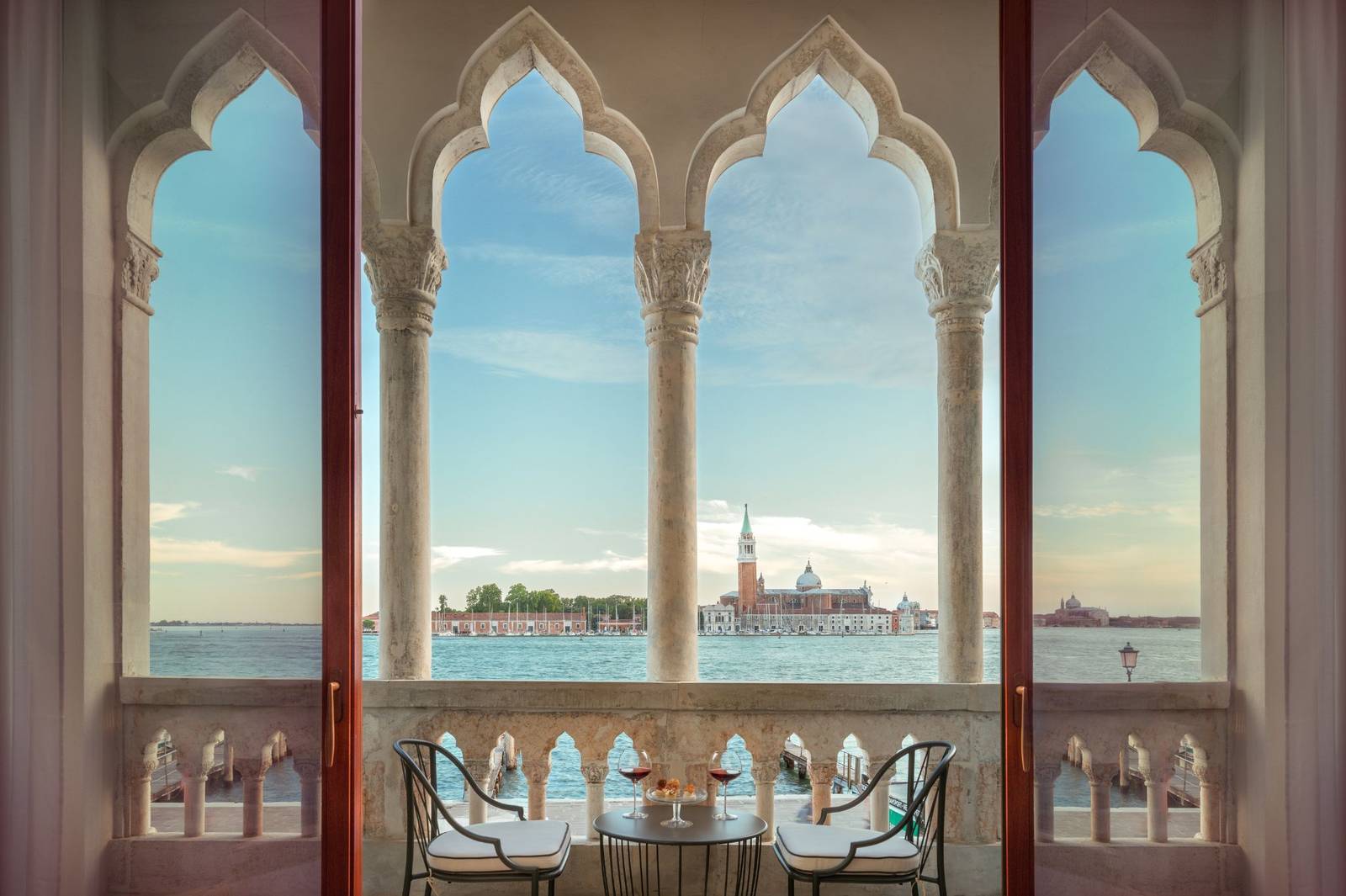 Suite Lagoon View 哥德式拱窗外的聖馬可灣