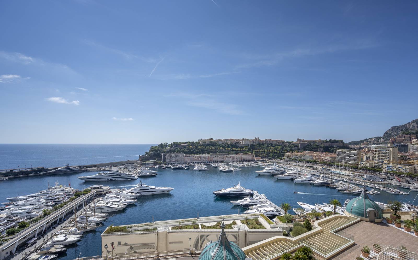 從 Hôtel Hermitage Monte-Carlo 俯瞰摩納哥港與岩丘老城