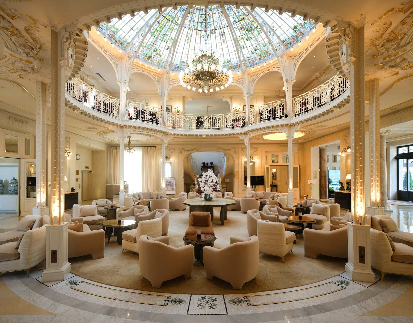 Hôtel Hermitage Monte-Carlo 玻璃圓頂下的圓廳與 Gustave 沙發座位
