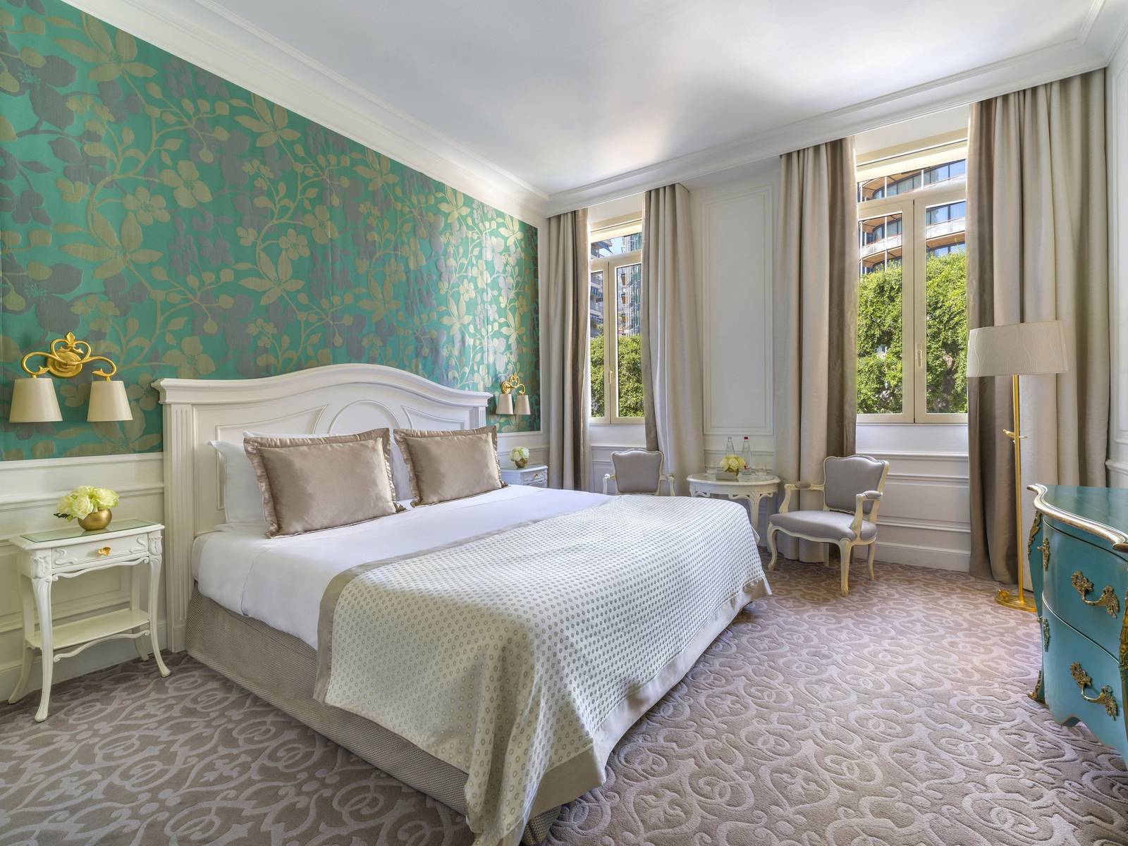 Hôtel Hermitage Monte-Carlo Deluxe 客房的綠色壁紙與大床