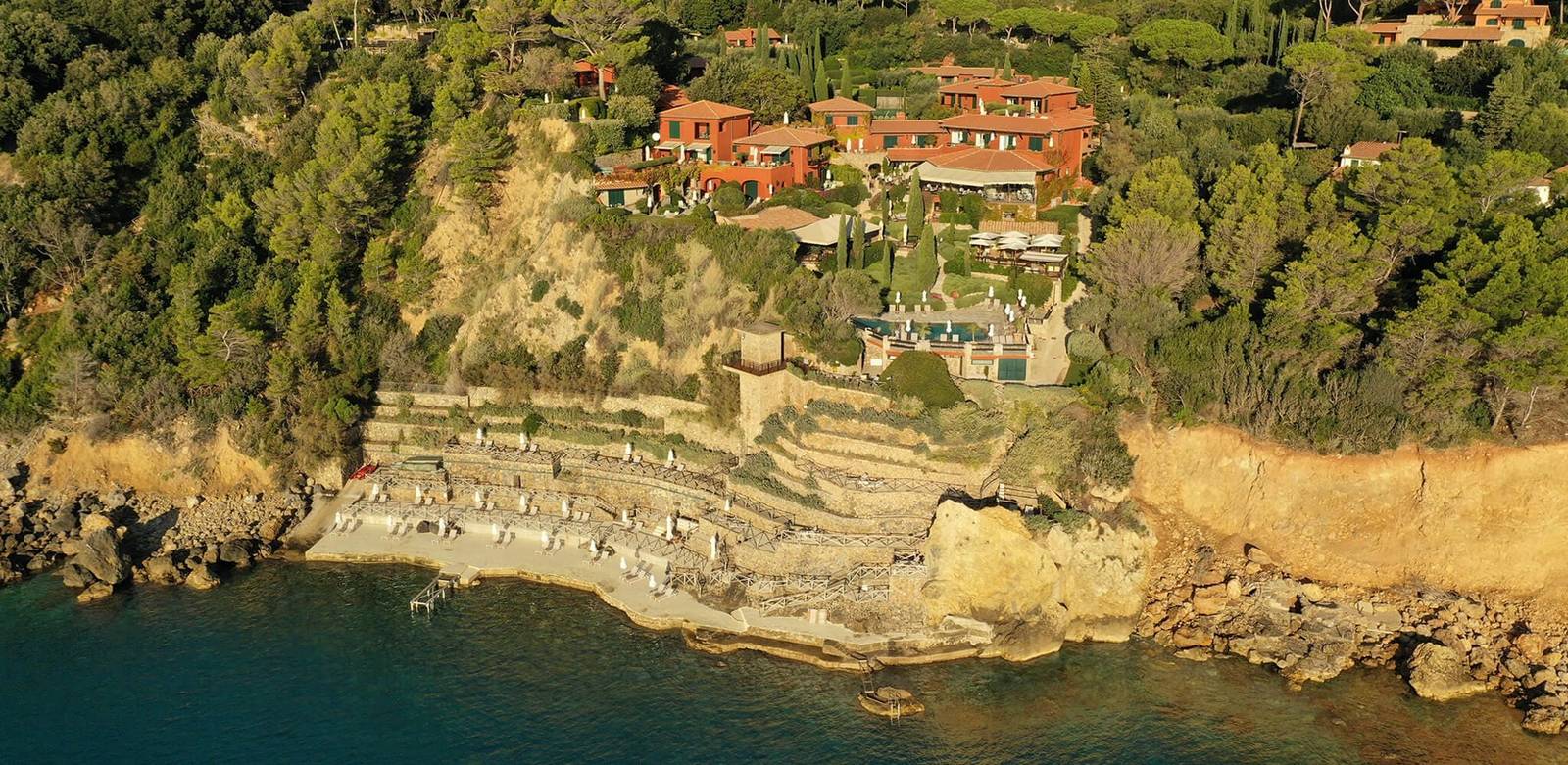 Il Pellicano 酒店依著阿真塔里奧海岸峭壁而建的空拍景觀