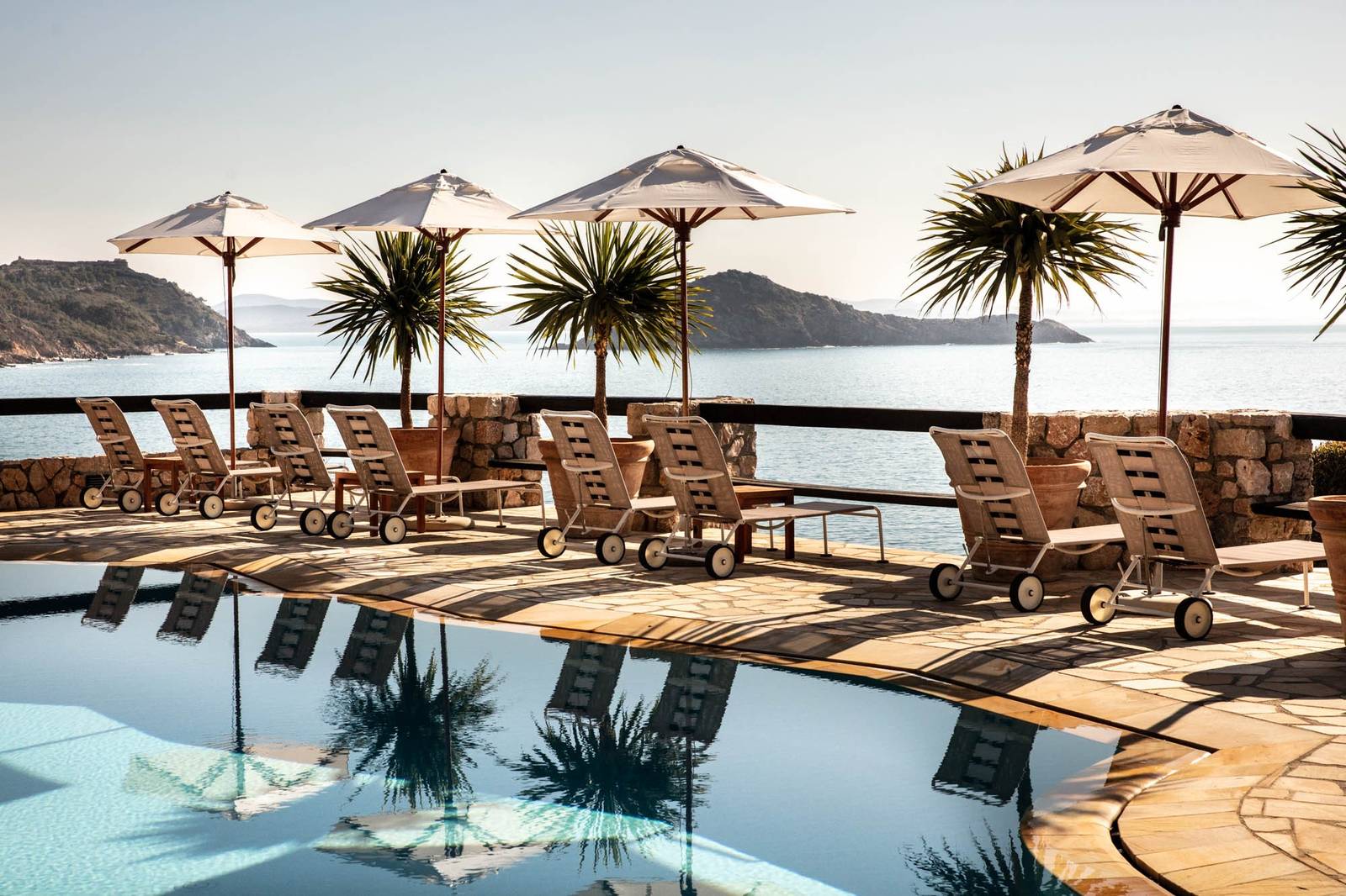 Il Pellicano 酒店面海的海水泳池與陽傘躺椅