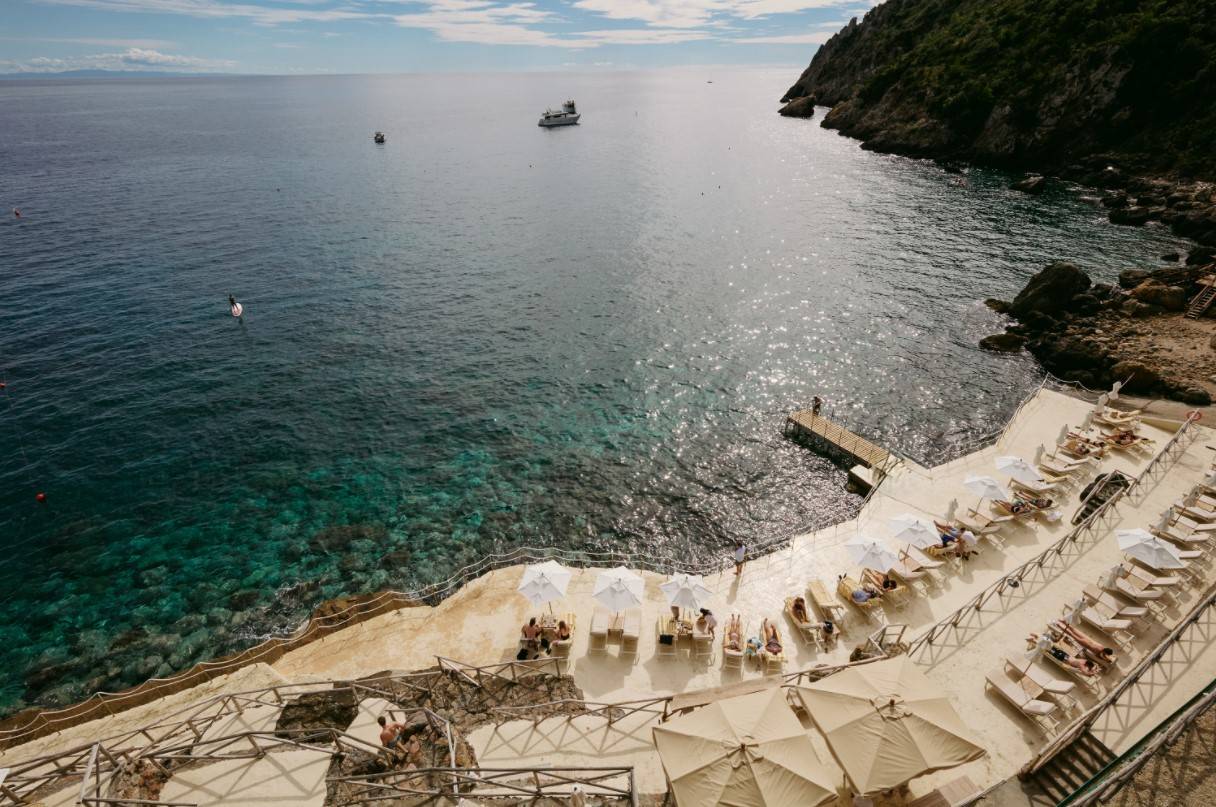 Il Pellicano 酒店海灘俱樂部的臨海日光平台