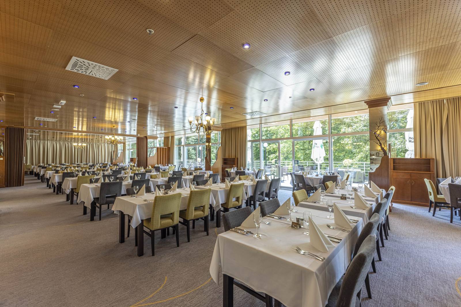 十六湖 Hotel Jezero 主餐廳靠窗用餐區