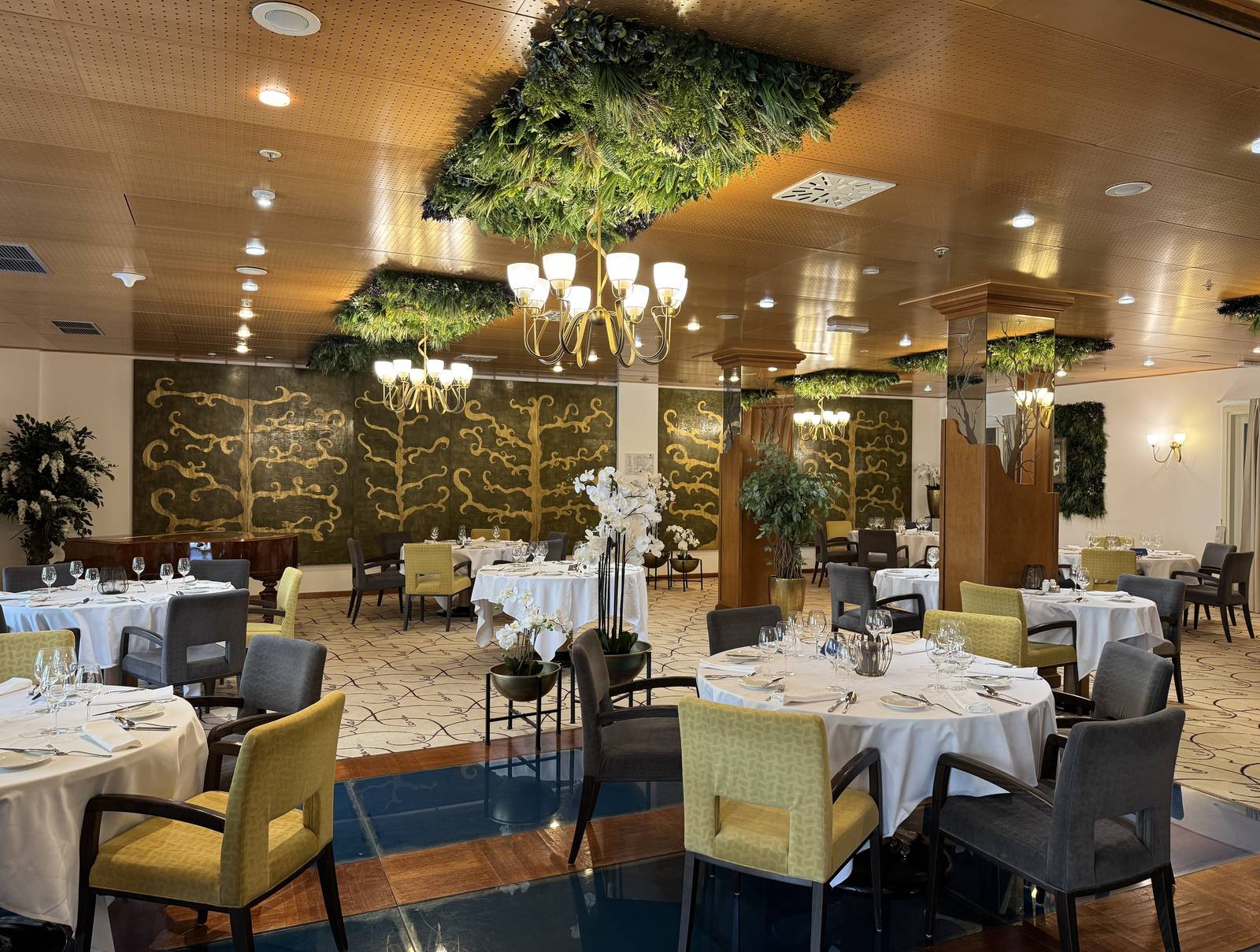 十六湖 Hotel Jezero Waterfall 餐廳綠意天花板與圓桌