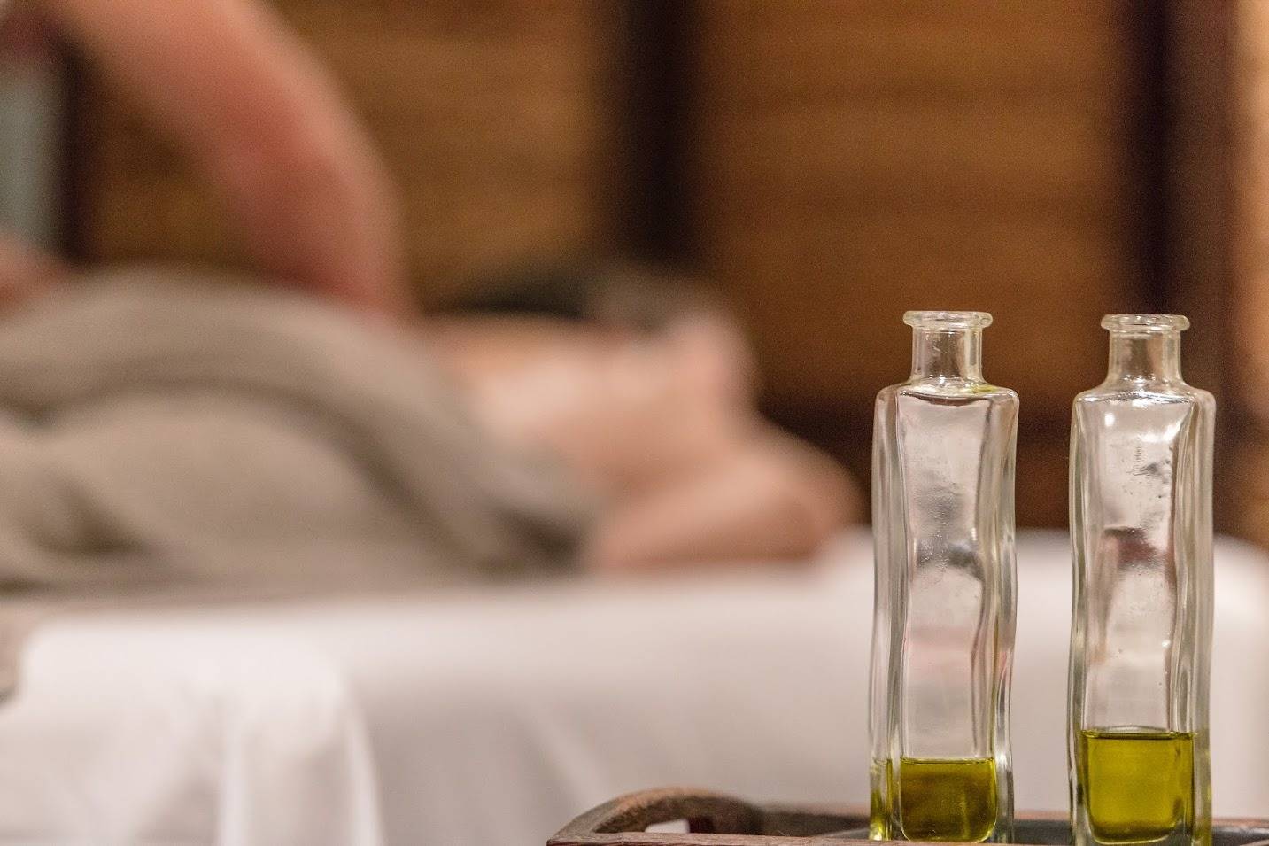 十六湖 Hotel Jezero Spa 按摩床與精油瓶