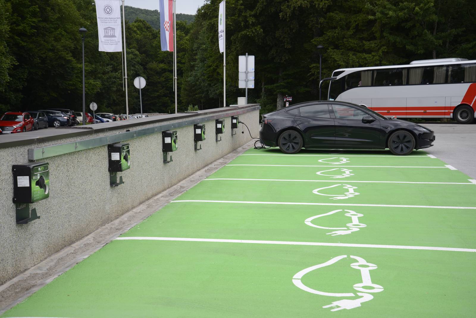 十六湖 Hotel Jezero 停車場電動車充電位