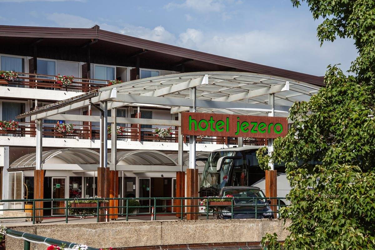 十六湖 Hotel Jezero 飯店入口與門前車道